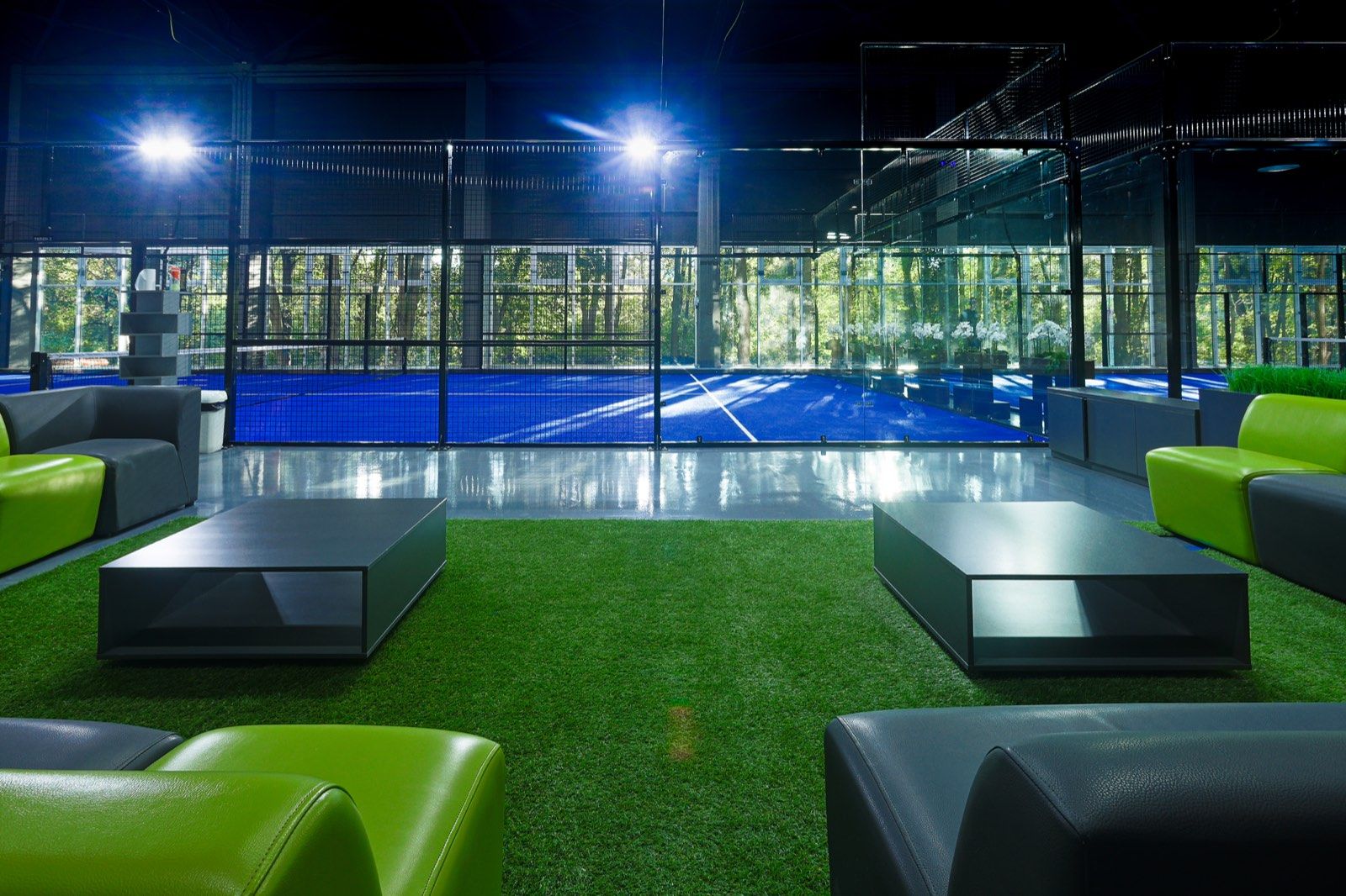Zona lounge cu terenurile de padel SportPark